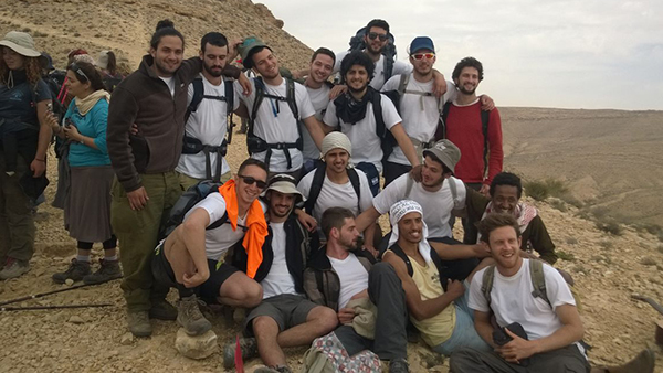 קבוצת צעירים בצילום קבוצתי בטיול. צילום: ארכיון הצילומים של קק"ל