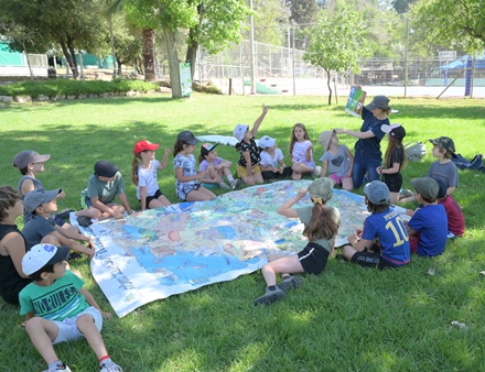 פעילות ניידת חינוכית קופסה כחולה. צילום: מיכאל חורי, ארכיון הצילומים של קקל