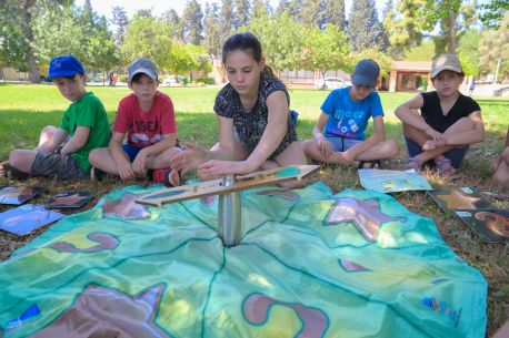 פעילות שומר היער. צילום: מיכאל חורי, ארכיון הצילומים של קקל