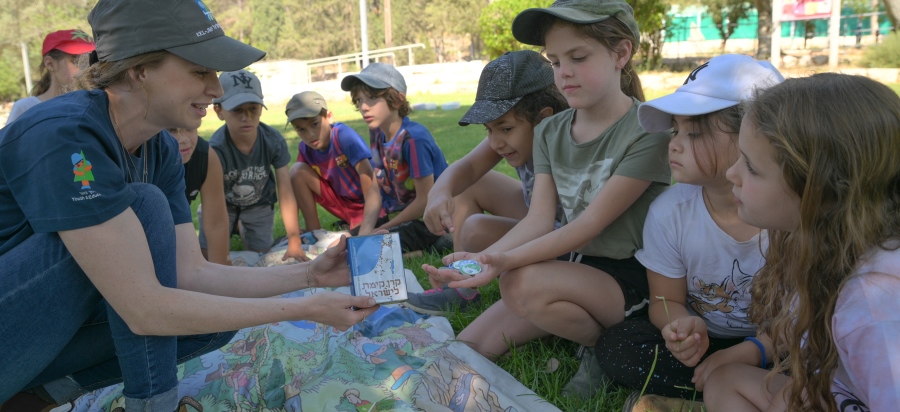פעילות ניידת חינוכית קופסה כחולה. צילום: מיכאל חורי, ארכיון הצילומים של קקל