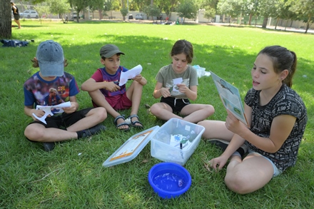 ילדים בפעילות מדענים ירוקים. צילום: מיכאל חורי, ארכיון הצילמוים של קקל