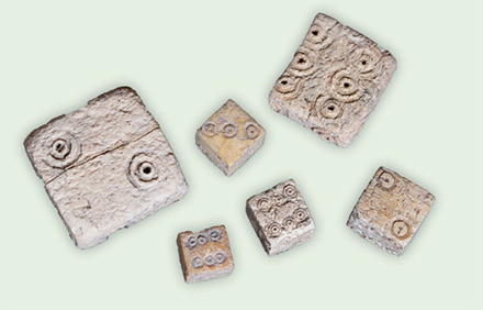 קוביות משחק שנמצאו באתר שוני