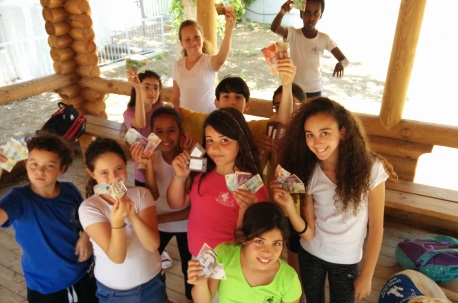 פעילות "מכירה פומבית" בבי"ס בן גוריון בקריית מוצקין. צילום: זכריה דנציגר