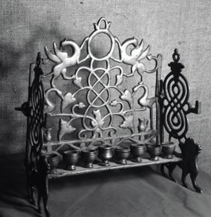 חנוכייה ירושלמית משנת 1945. צילום: דר יעקב רוזנר, ארכיון הצילומים של קקל