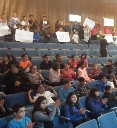 המעודדים הגיעו חמושים בכרזות וקריאות עידוד. צילום: רועי מרסיאנו