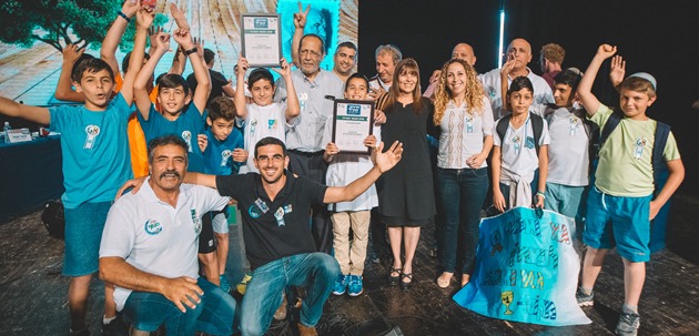 הזוכים המאושרים, המלווים וצוות קקל. צילום: מאור כהן, כוורת