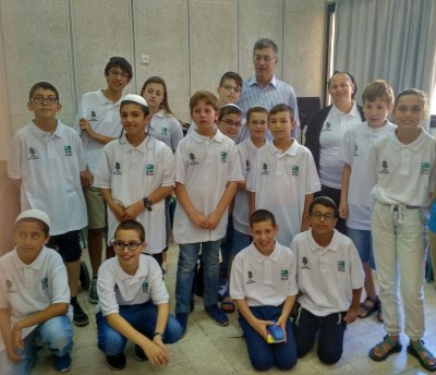 ההתרגשות שלפני: מתמודדי החידון עם המנחה והגורו, אבשלום קור. צילום: קקל