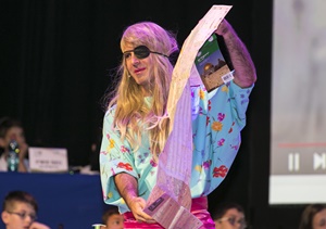 לגמר כבר הגעתם, לאן תרצו להמשיך מכאן? שחקן על במת החידון. צילום: לנס הפקות