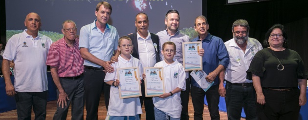 הזוכים המאושרים בחידון קקל לשנת תשעז: נציגי ביס כרמי יהודה. צילום: לנס הפקות