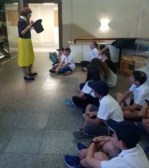 ביום שלפני: סיור עם הסברים בלשכה הראשית של קקל. צילום באדיבות מיכל אלקלעי