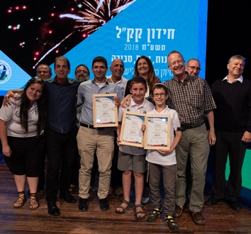 נועם ויונתן, הזוכים במקום הראשון, עם נציגי קקל. צילום: איתן ריקליס