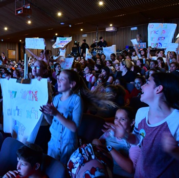 איזה מתח... האולם מלא במעודדים נלהבים. צילום: רפי בן חקון, ארכיון הצילומים של קקל