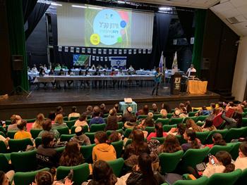 יושבים נרגשים באולם. המתמודדים והמעודדים. צילום: באדיבות חינוך מרחב דרום