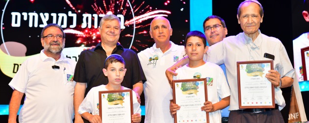 זכו במקום הראשון! תלמידי בית הספר מורשה ממושב ברכיה, אלון כהן ואריאל אברהם. צילום: רפי בן חקון, ארכיון הצילומים של קקל