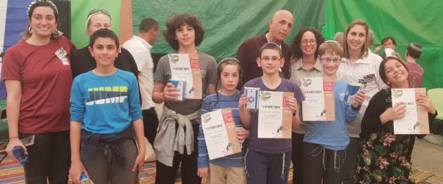 המנצחים בחידון קקל מחוז מרכז. ייצגו את בתי הספר שלהם בחידון הארצי. צילום באדיבות אודיה ביליג, חידון קקל