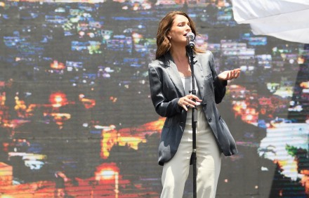 הנעימה בקולה. אניה בוקשטיין.  צילום: יוסי זמיר, ארכיון הצילומים של קקל

