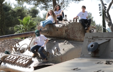 מסיירים בגבעת התחמושת.  צילום: יוסי זמיר, ארכיון הצילומים של קקל

