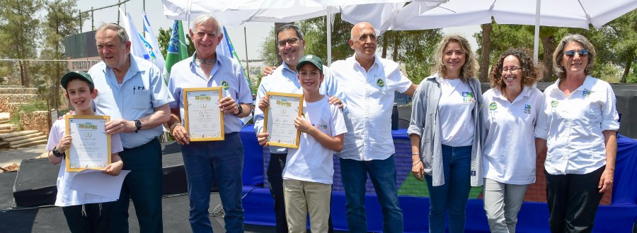 חידון קקל 2022 - השופטים, יור קקל ויור החטיבה לחינוך ולקהילה עם הזוכים. צילום: יוסי זמיר, ארכיון הצילומים של קקל
