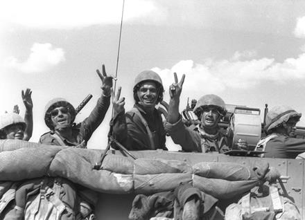 חיילים במלחמת יום הכיפורים בדרכם לחזית הסורית. צילום: עזורי מנשה, לעמ