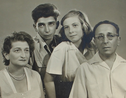 ג'ינו ברטלי עם משפחה יהודית שהוא הציל