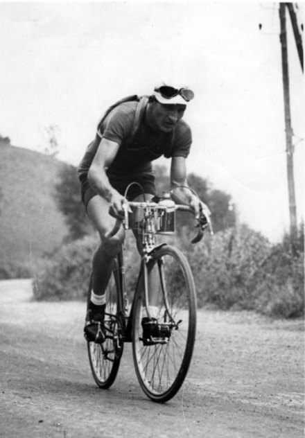 חסיד אומות העולם ג'ינו ברטלי במרוץ האופניים טור דה פראנס בשנת 1938, בו גם ניצח. צילום: ויקימדיה