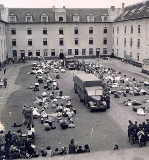 מחנה מכלן לאחר הגעת העצורים שנתפסו בלילה. צילום: JMDV - Fonds Kummer 