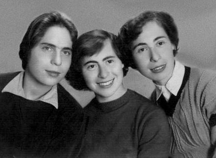 פאני (מימין), אריקה ויונה - שלוש האחיות בשנת 1951
