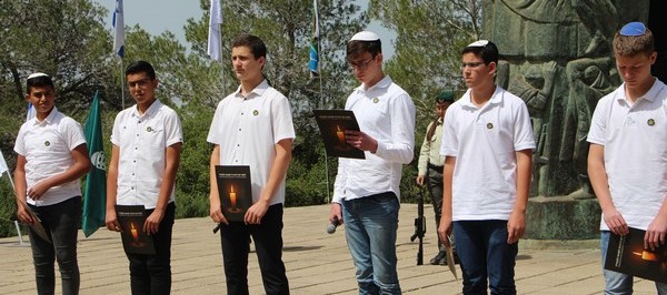 תלמידי תיכון מרחובות קוראים את שמות ההיהודים הצרפתים שנספו בשואה. צילום: יואב דביר