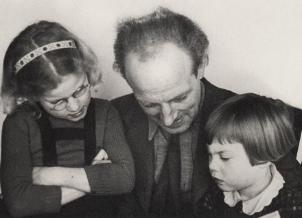 יופ וסטרוויל עם ילדיו. צילום: ארכיון יד ושם