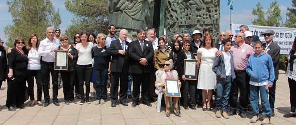 משתתפי טקס יום הזיכרון לשואה והגבורה ליד אנדרטת האש ביער הקדושים. צילום: יואב דביר