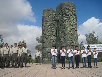 ילדים וחיילים בטקס באנדרטת מגילת האש. צילום: יואב דביר