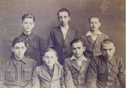 קבוצת נערים מילדי ביאליסטוק בקראקולינו