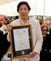 פאני בן עמי עם אות המציל היהודי. צילום: חיים ורסנו