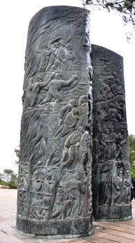 אנדרטת מגילת האש ביער הקדושים. צילום: אמיר שור