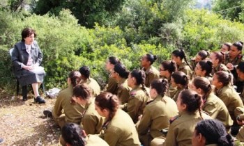 ניצולת השואה ליה רוזנברג מספרת את סיפורה לחיילים. צילום: יואב דביר