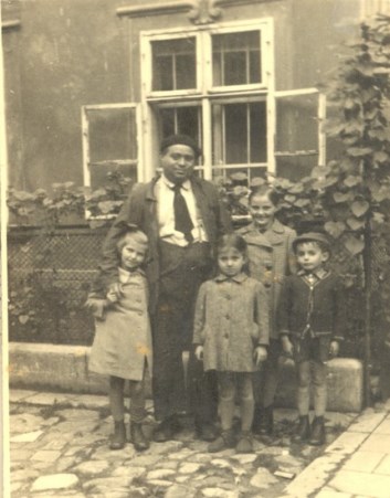 ברטיסלבה 1942 - יונה אקשטיין עם ארבעה ילדים ששהו אצלו במסתור