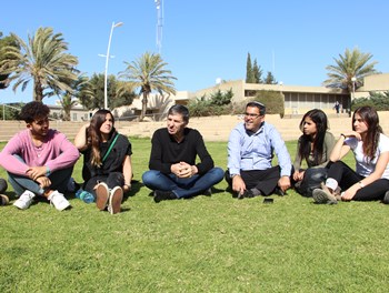 תלמידי המכינות באשכול עם יור קקל, דני עטר, ומנהל חטיבת החינוך, שר-שלום ג'רבי. צילום: יואב לין