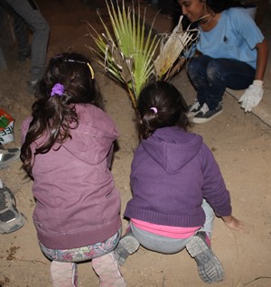 ילדי השכונה התגייסו לעבודה וממש נהנו. צילום: לינור שאוליאן