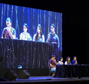 להפוך מילים למעשים. תלמידי המכינות בפאנל על הבמה. צילום: אבי חיון