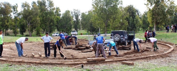 עובדים במרץ להכשרת פינה לקומזיצים. צילום: לינור שאוליאן. קקל