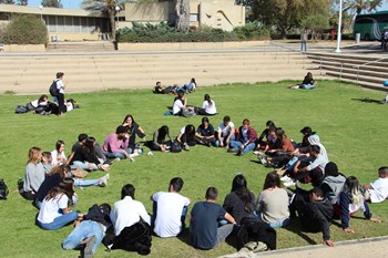 מתכנסים למעגלי שיח שמעודדים חשיבה. צילום: יואב לין