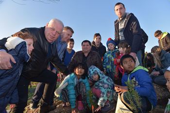 רוסית, אימיזו ועברית. שותלים ביחד בכל השפות. צילום: מיכאל חורי. ארכיון הצילומים של קקל