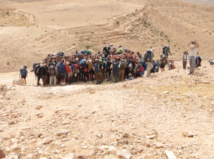 קבוצה עם אלונקות בידיים