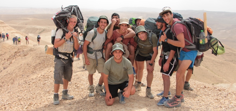 קבוצת קדצניקים עם תרמילים על הגב במדבר