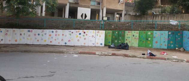 והנה הקיר שנשטף בפרחים. עכשיו נעים יותר. צילום: אלישבע אמסלם