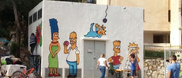 ממבנה אפור לקיר מצויר. משפחת סימפסון הגיעה לעיר. צילום: אלישבע אמסלם