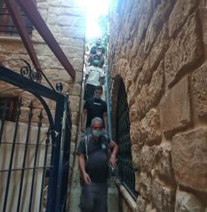 מטיילים בסמטאות צפת. צילום באדיבות מכינת תפארת גור אריה