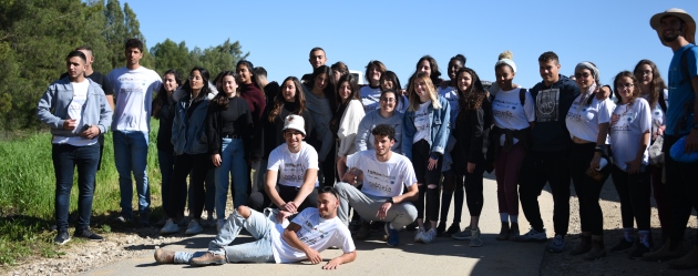 הגיעו להכיר את הנגב מקרוב. חניכי מכינות אופק בשטח. צילום: יואב לין