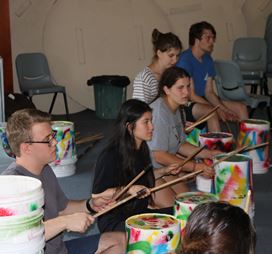 במקום תוף – דלי. קונצרט מחומרים משומשים. צילום: קקל