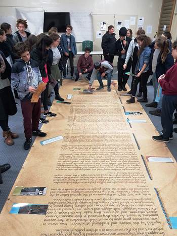 מתחברים למגילת העצמאות, לעם ולמדינה. צילום: שי ישראל, שליח קקל באוסטרליה